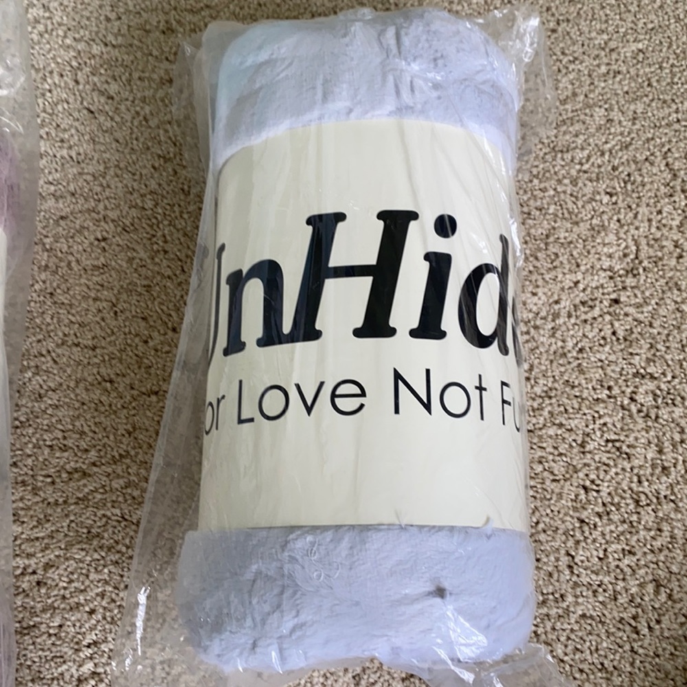NEW Unhide Blanket Silver 50 x 60